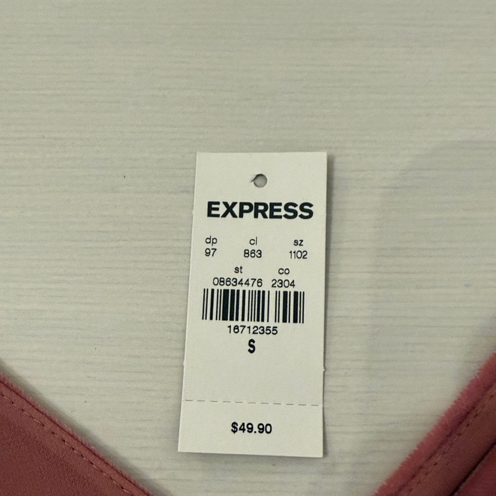 Womens Express tank size small
New never worn
Tags were removed
Dusty pink - Picture 2 of 4